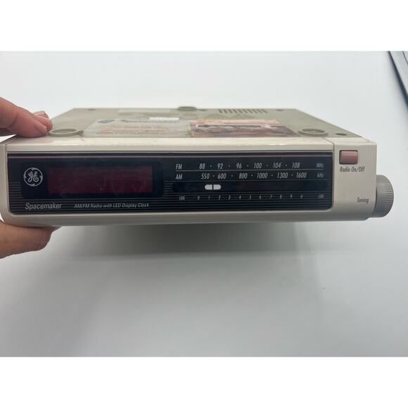 Vintage GE Spacemaker Undercabinet AM/FM Kitchen Radio with Clock Model 7-4212B - Picture 4 of 6